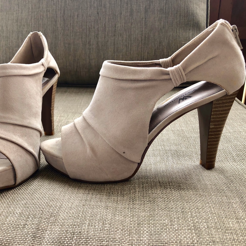 Like NEW nude pumps heels size US 7